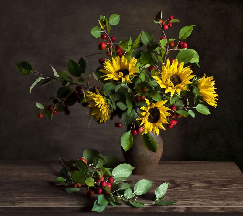 натюрморт, букет, цветы, подсолнухи, яблоки, ранетки, кринка Подсолнухи фото превью
