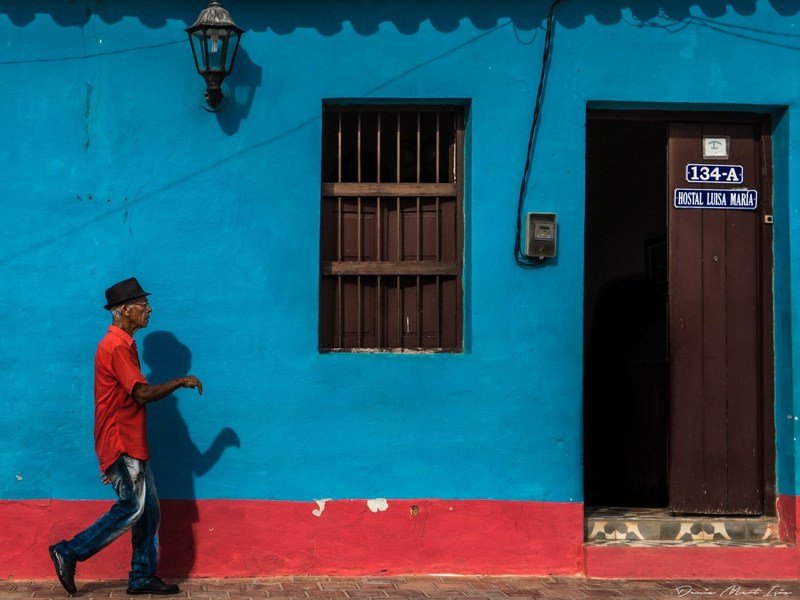 cuba, trinidad, cuban Walking down the street фото превью