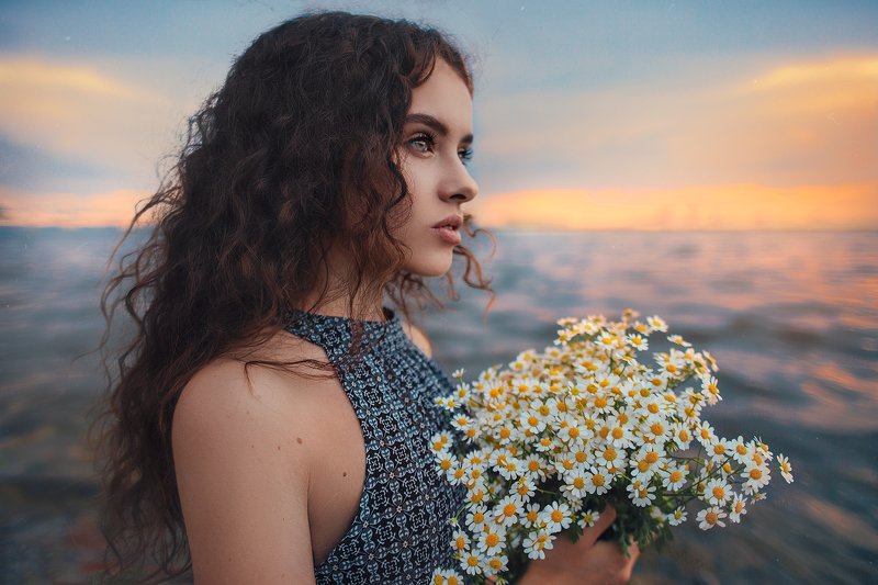 Girl with daisies фото превью