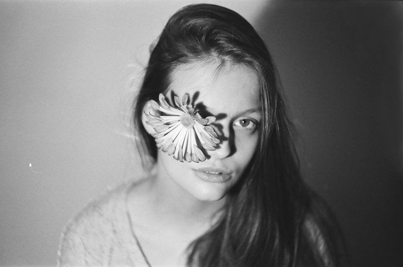 bw, portreit, film, flower, портрет, пленка, цветы, ilford hp5 Julia (on film) фото превью