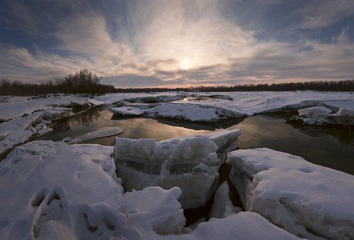 Зимы оковы разрывая ...