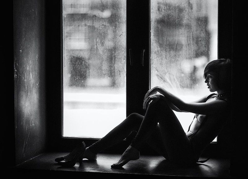 девушка, окно, морозные узоры, узоры на стекле, ч/б, ню Морозные узоры фото превью