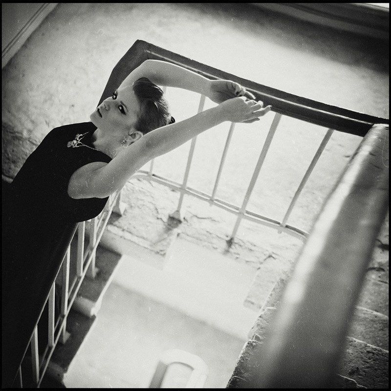 девушка, платье, город, дом, лестница *** фото превью