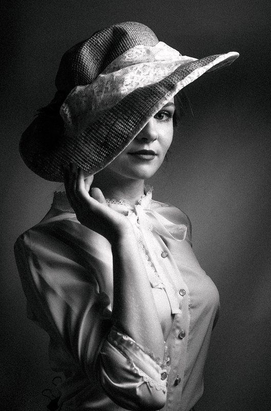 портрет, постановочная фотография, в шляпе, чёрно-белое, гламур, ретро, art, студийный свет, улыбка, позитивное, романтическая * * * фото превью