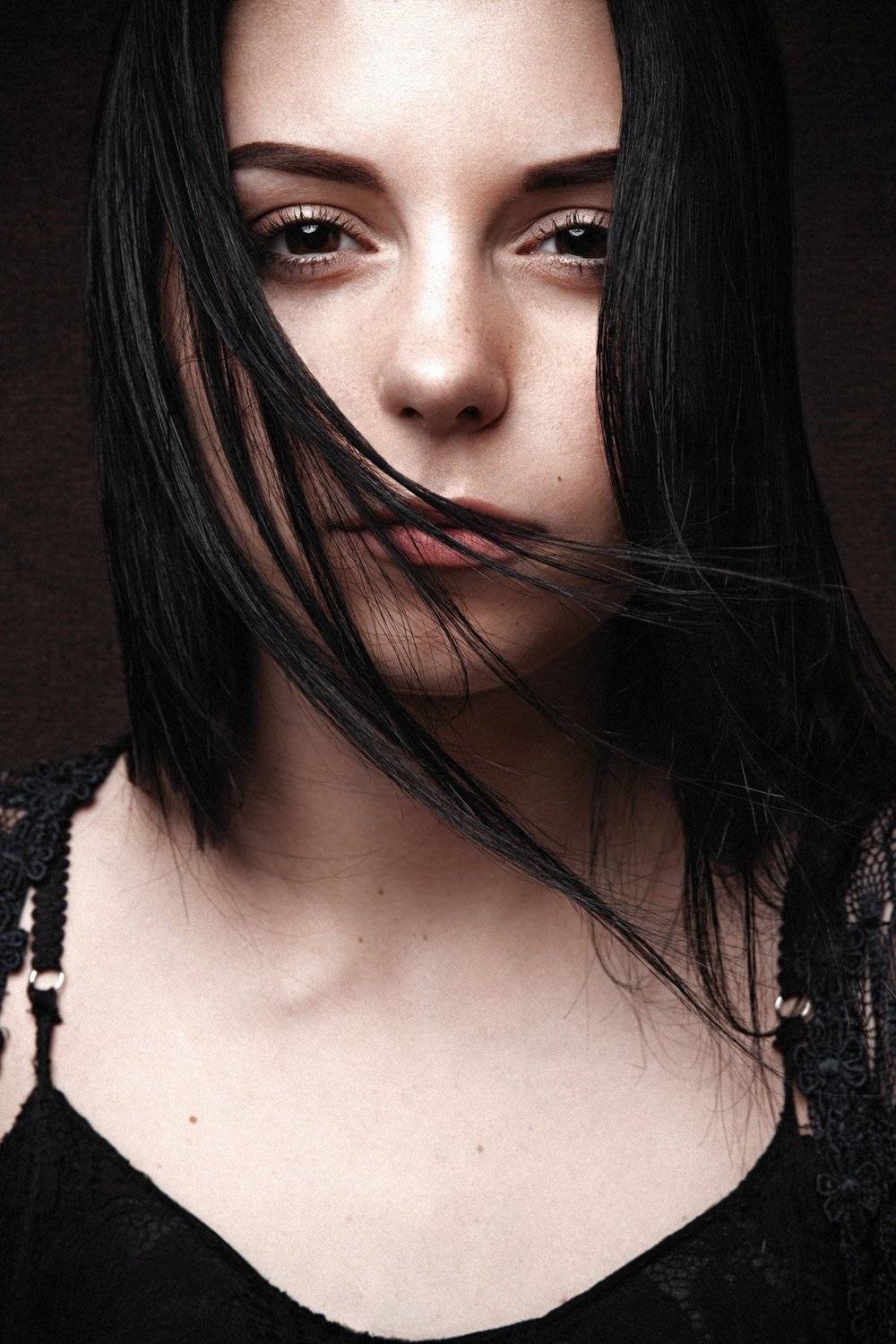 девушка, женский портрет, волосы, на темном фоне, взгляд, Никита Чурсин