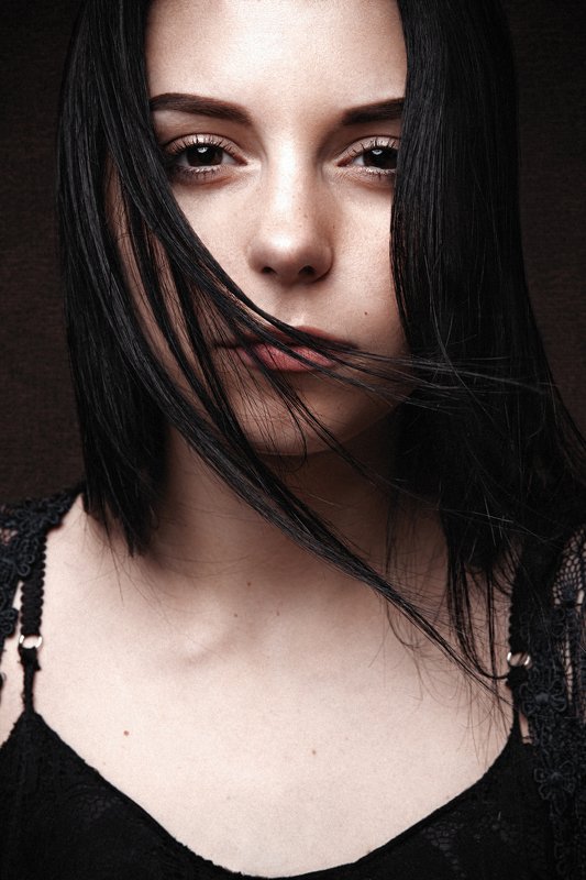девушка, женский портрет, волосы, на темном фоне, взгляд Юлия фото превью