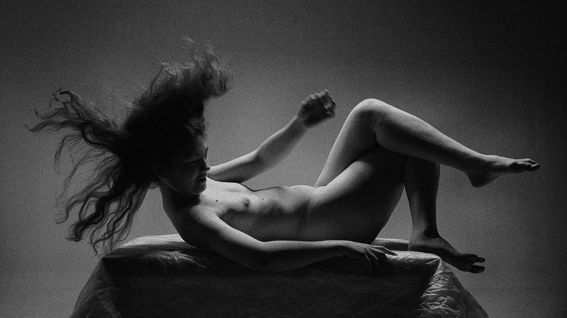 девушка Девушка на столе фото превью