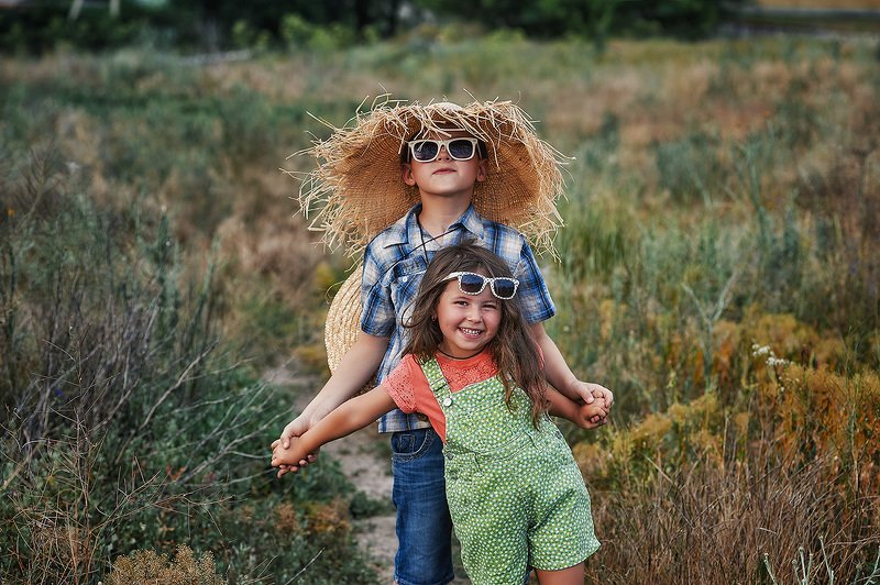 Весёлые дети на загородной прогулке фото превью
