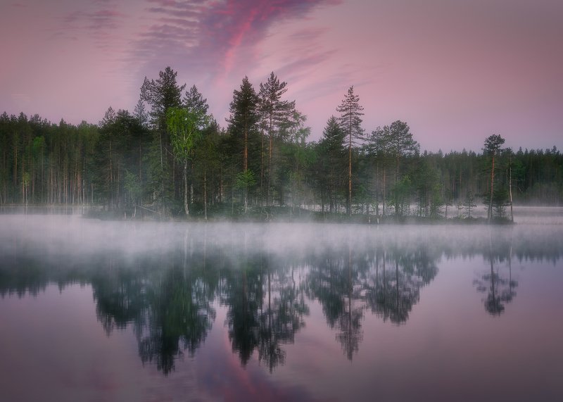 Туманное утро на озере в Карелии фото превью