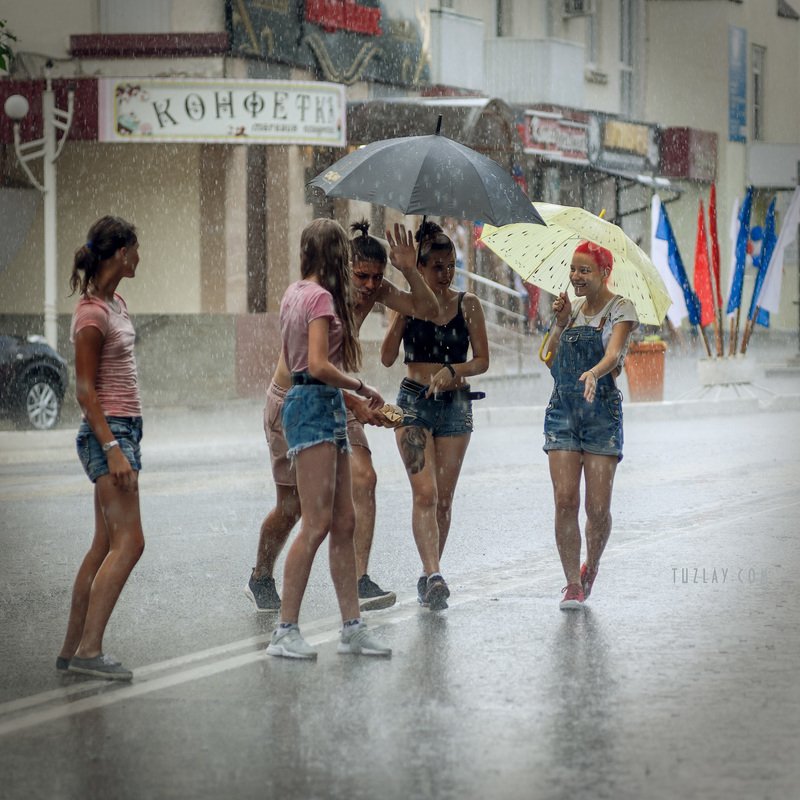 дождь, зонтик, девушки Про конфетки и дождь фото превью