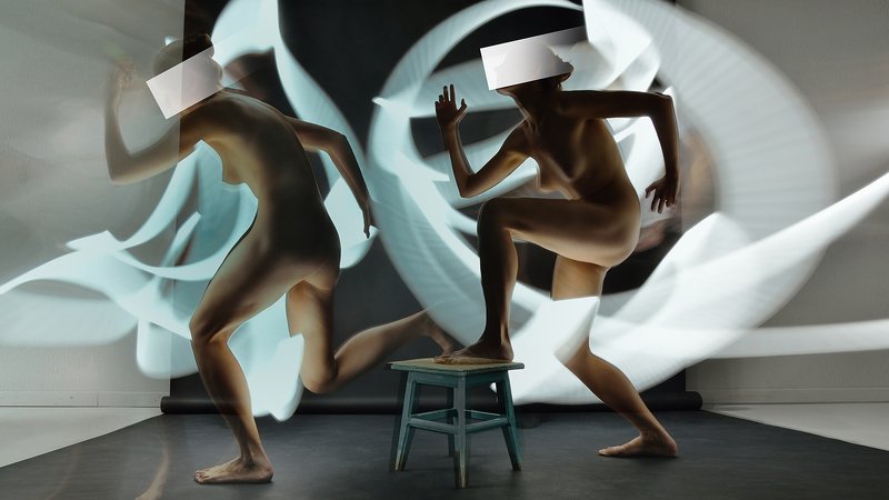 девушка Девушка и табурет на чёрном фоне фото превью