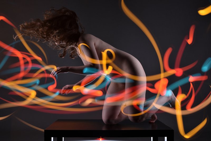 девушка Девушка на столе фото превью