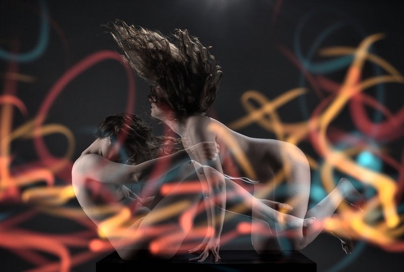 девушка Девушки на столе фото превью