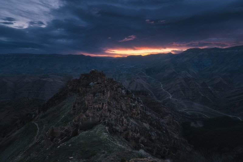 россия, дагестан, кавказ, горы, перевал, гамсутль, пейзаж, рассвет, весна, восход солнца, долина, природа, село Рассвет в городе мертвых фото превью