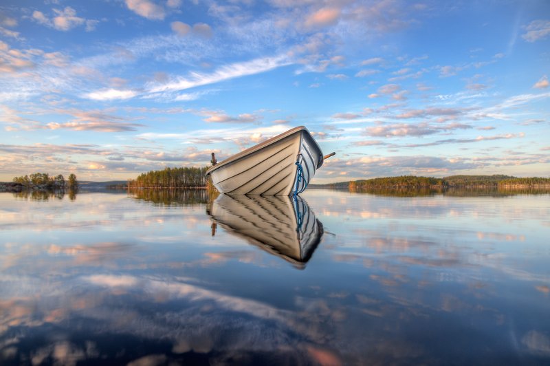 Одинокая лодка фото превью