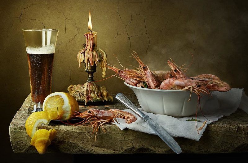 пиво креветки свеча лимон нож салфетка \