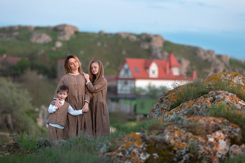 фотопрогулка, семейная фотосессия, весна, май, дети, мама, семейная фотосессия, брат, сестра, любовь, детский и семейный фотограф, фотосессия, радость, детское фото, семья на фото, сирень, весна, закат, вечер, восторг Мама и дети фото превью