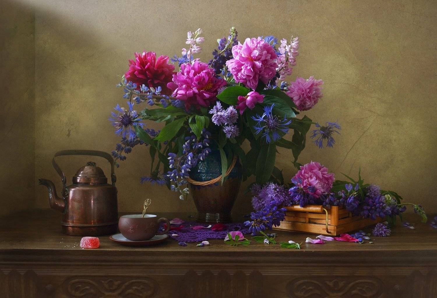still life,натюрморт,цветы, фото натюрморт, пионы, люпины, лето, кофейник, керамика, июнь, васильки, Колова Валентина