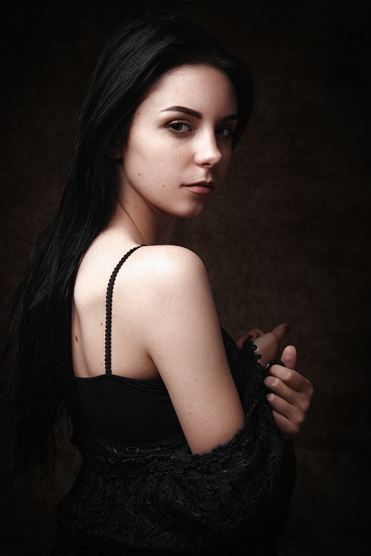 девушка, женский портрет, волосы, на темном фоне, взгляд Юлия фото превью
