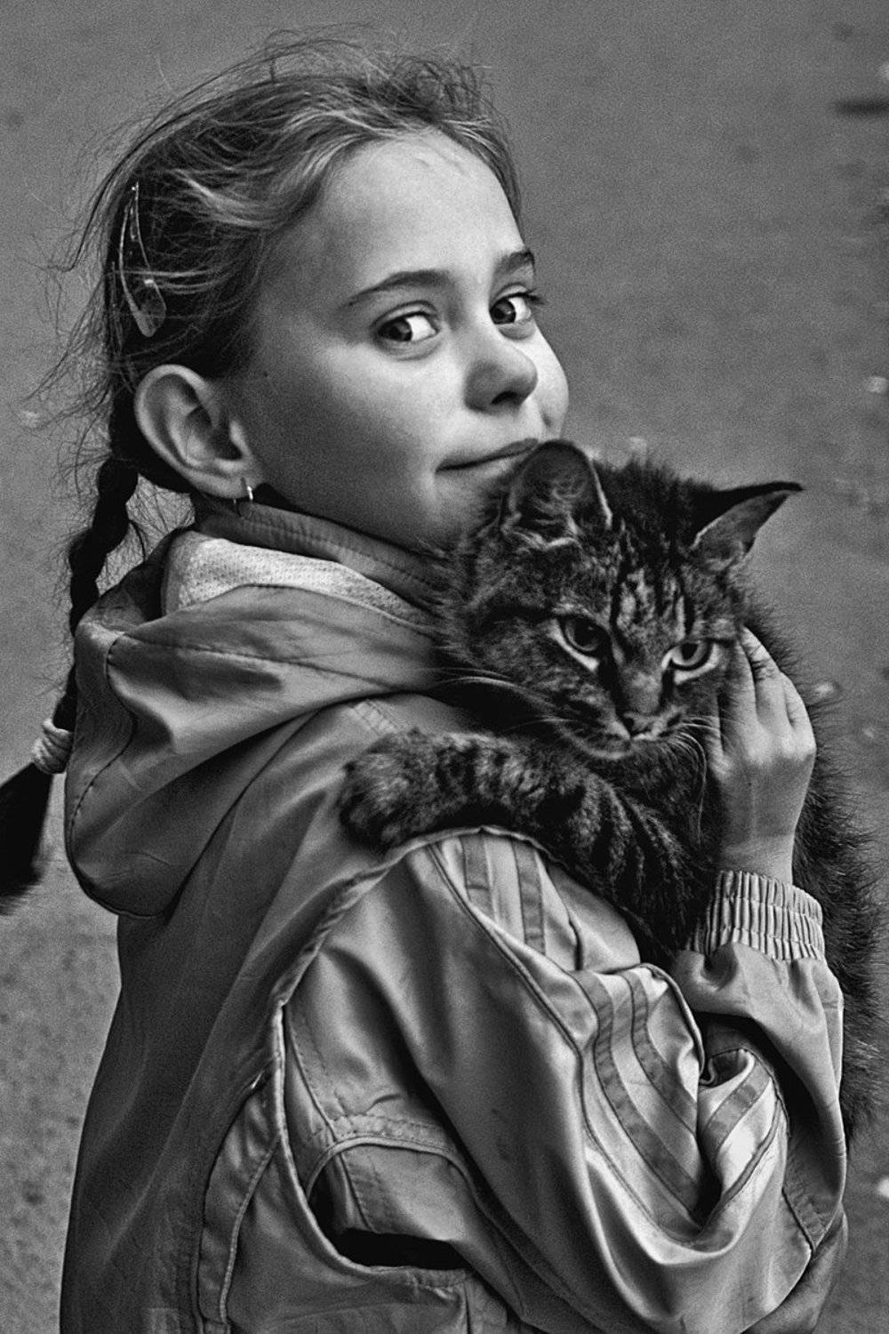 дети, детвора, двор, девочка, кошечка,портрет,  апатиты, Николай Смоляк