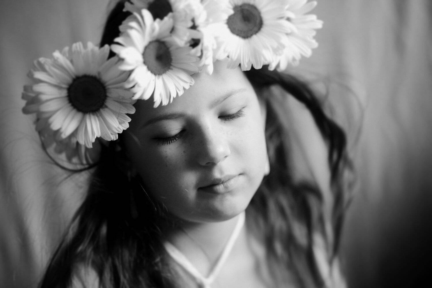 девочка, студийный портрет ромашковый венок черно-белое, Вера Шамраева