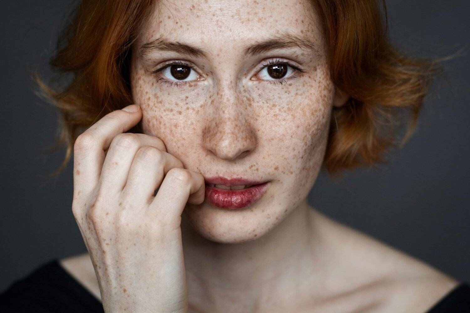 девушка веснушки портрет взгляд модель гламур black&white girl popular art model woman beautiful studio freckles, Валерия Матирная