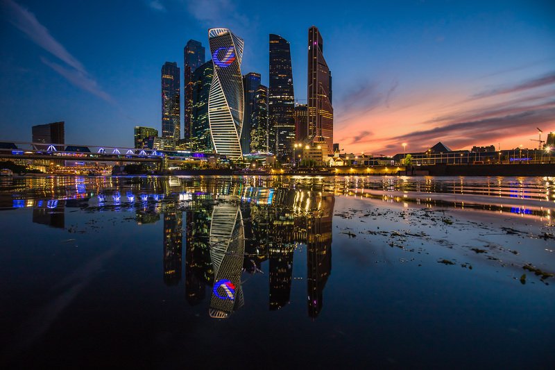 Москва-Сити в отражении фото превью