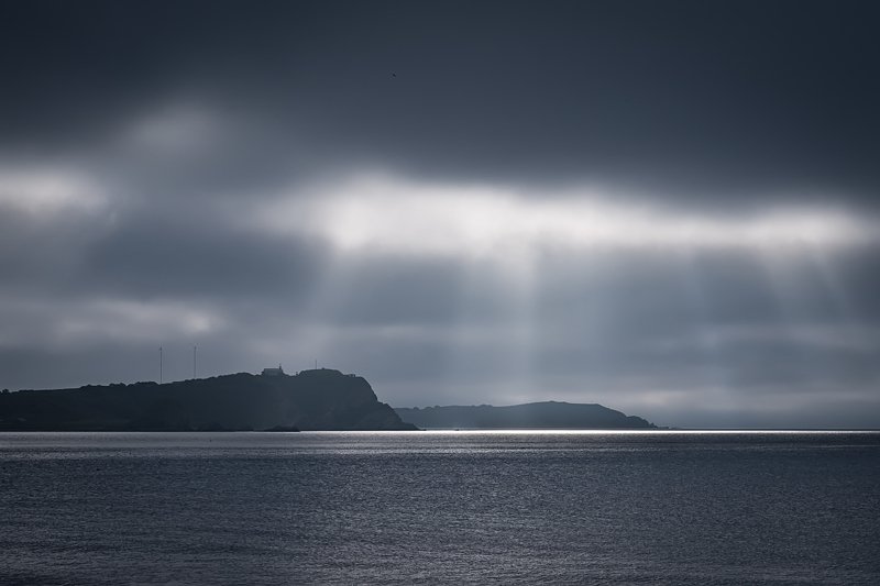 #пейзаж #морской #тучи #мрак #непогода #лучи Сквозь тучи. фото превью