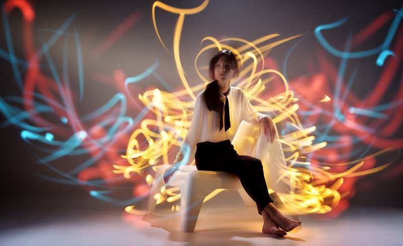 девушка Девушка на кресле в тёмной комнате фото превью