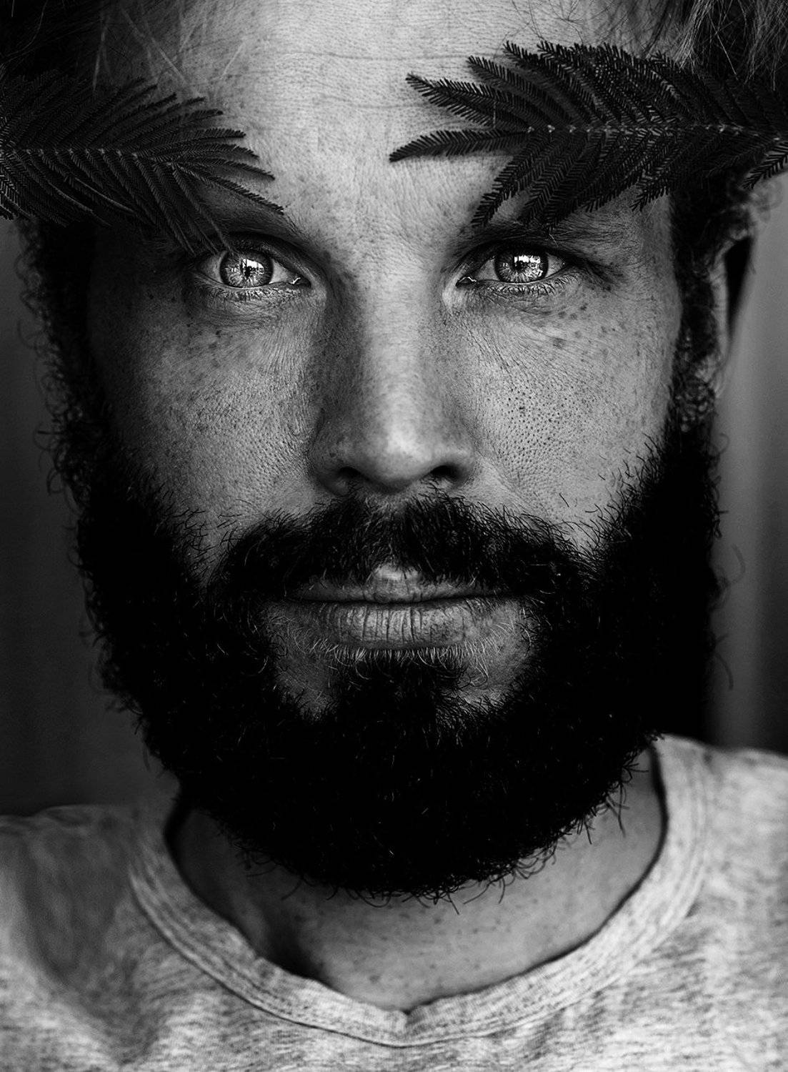 мужчина, цветы, борода, вечнушки, мимоза, глаза, чб, Дарья Комарова