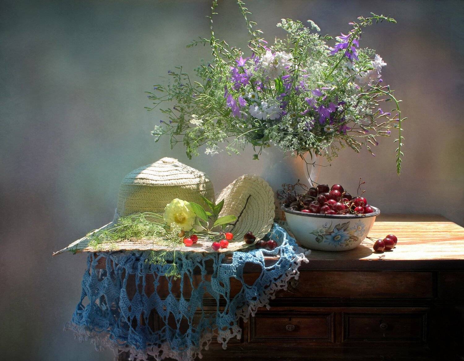 натюрморт, лето, черешня, полевые цветы, шляпа, Ковалева Светлана