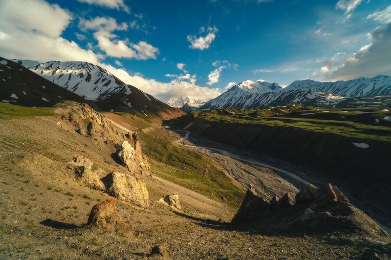 киргизия, кыргызстан, средняя азия, горы, каньон, скалы, пейзаж, лето, ущелье, каньон, закат, вечер, памир, пик ленина, ледник Памир фото превью