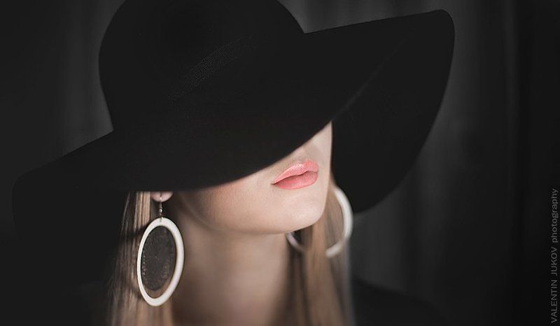 Девушка в шляпе фото превью