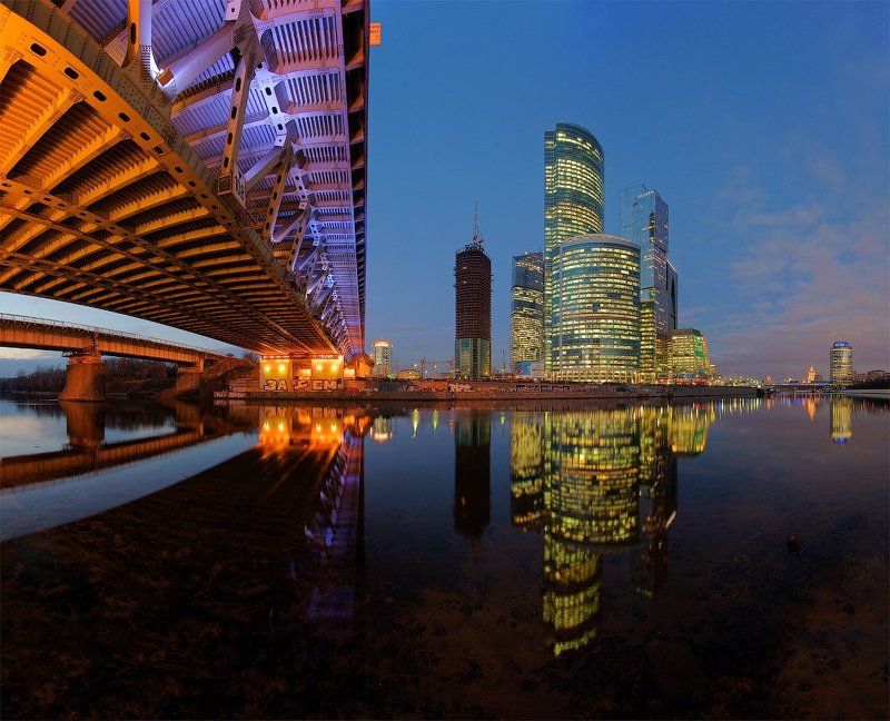 москва, сити, дорогомиловский, мост Выглядывая из-под Дорогомиловского. фото превью