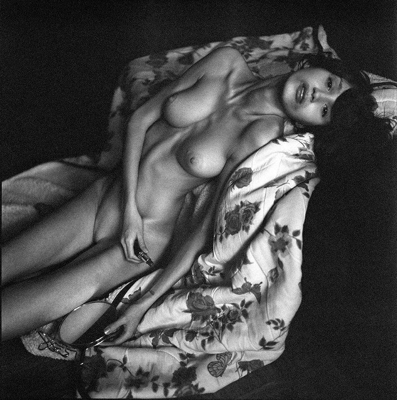 у края стоял, глядя на красный след... фото превью