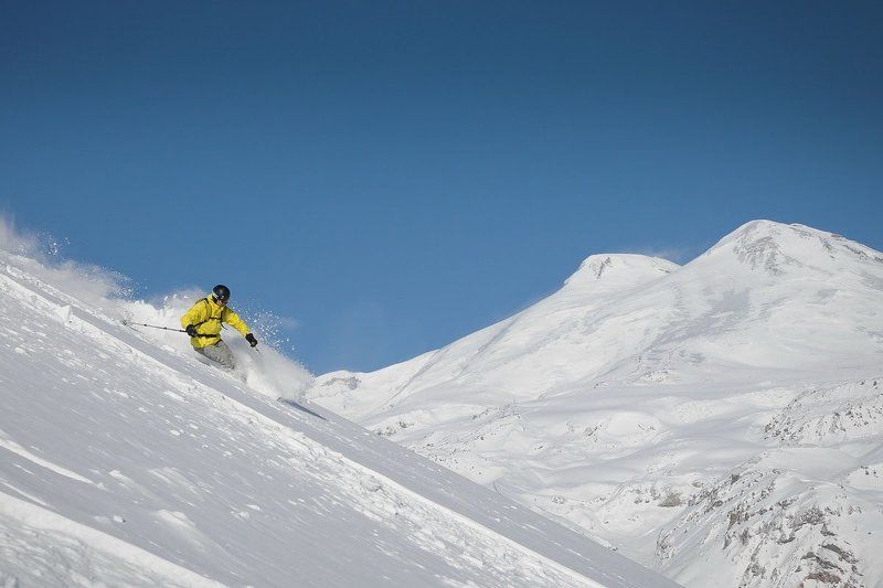 Фрирайд на фоне Эльбруса фото превью