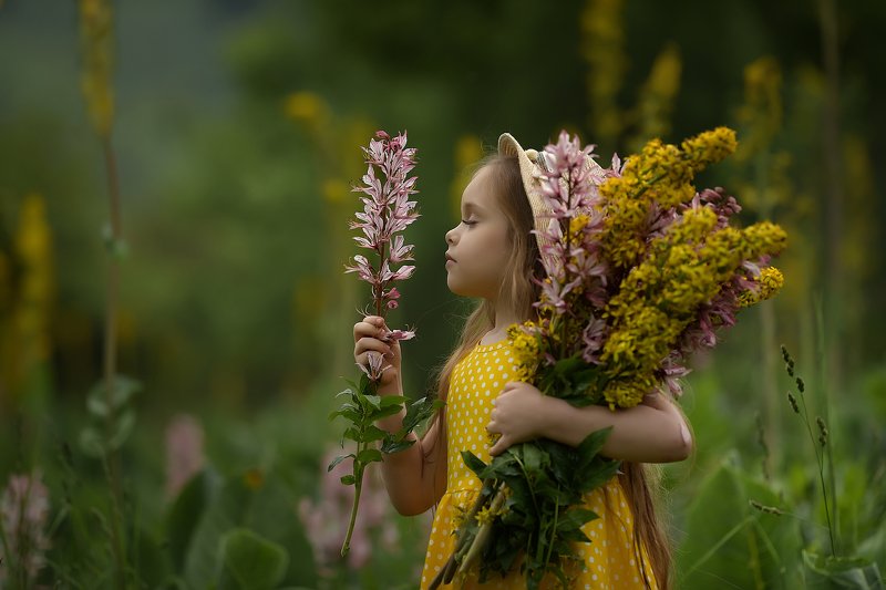 детский портрет, дети, детская фотография, девочка, горные цветы, портрет Хорошо летом в горах фото превью
