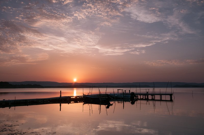 sunlight; reflection; water; Soleil couchant sur l\'étang de Bages-Sigean фото превью