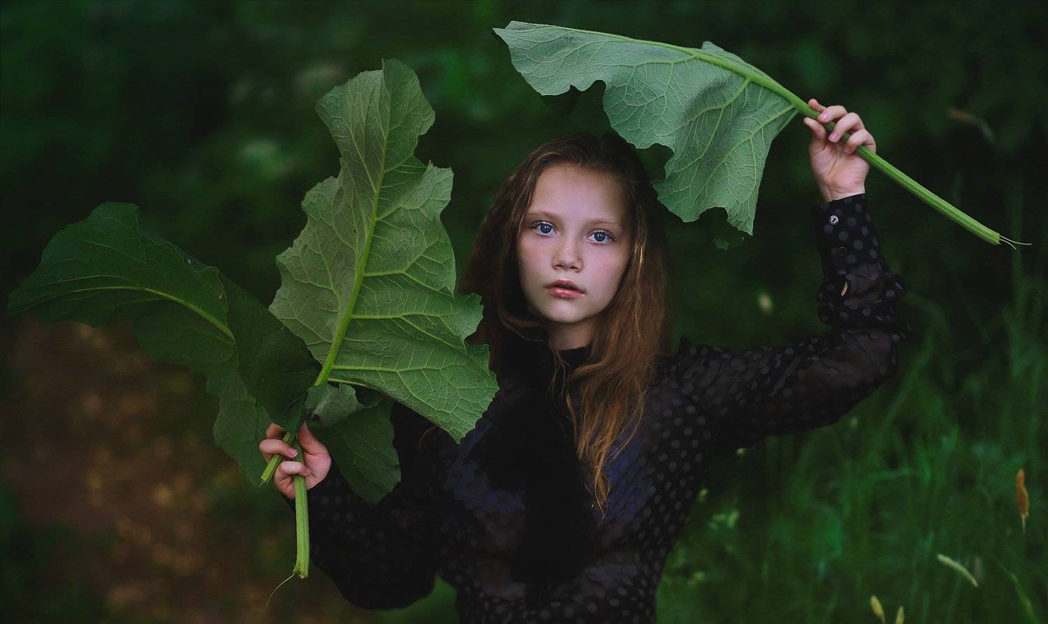 портрет, девочка, глаза, взгляд, лицо, листья, текстура, свет, цвет, жанр, Постонен Екатерина