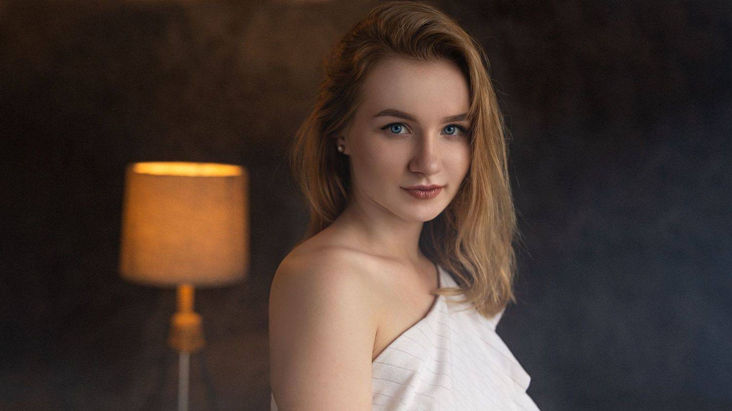 девушка, портрет, студия, естественный свет, темный фон, свет, торшер, Иван Лосев