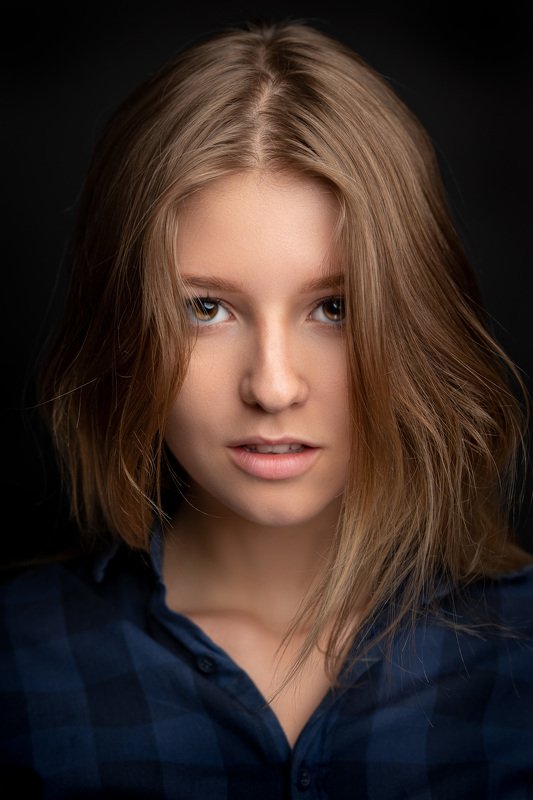 girl portrait mf eyes hair  фото превью