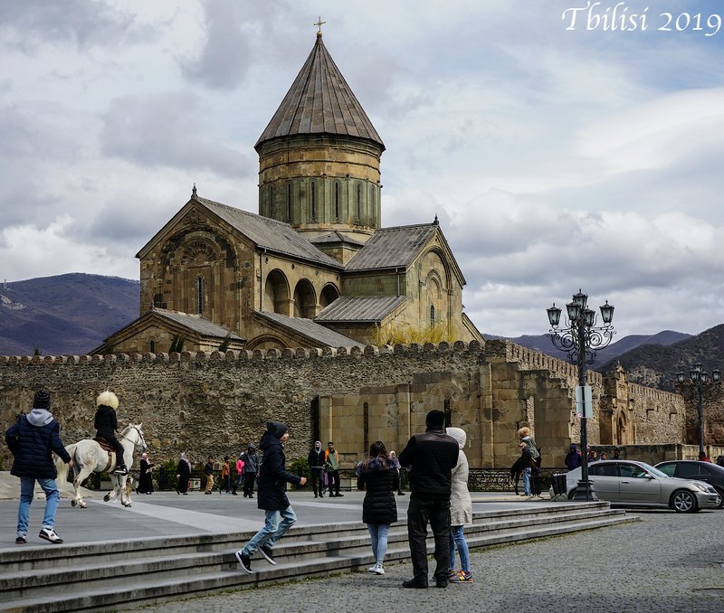 храм,горы,фонарь,лошадь,люди Весной фото превью