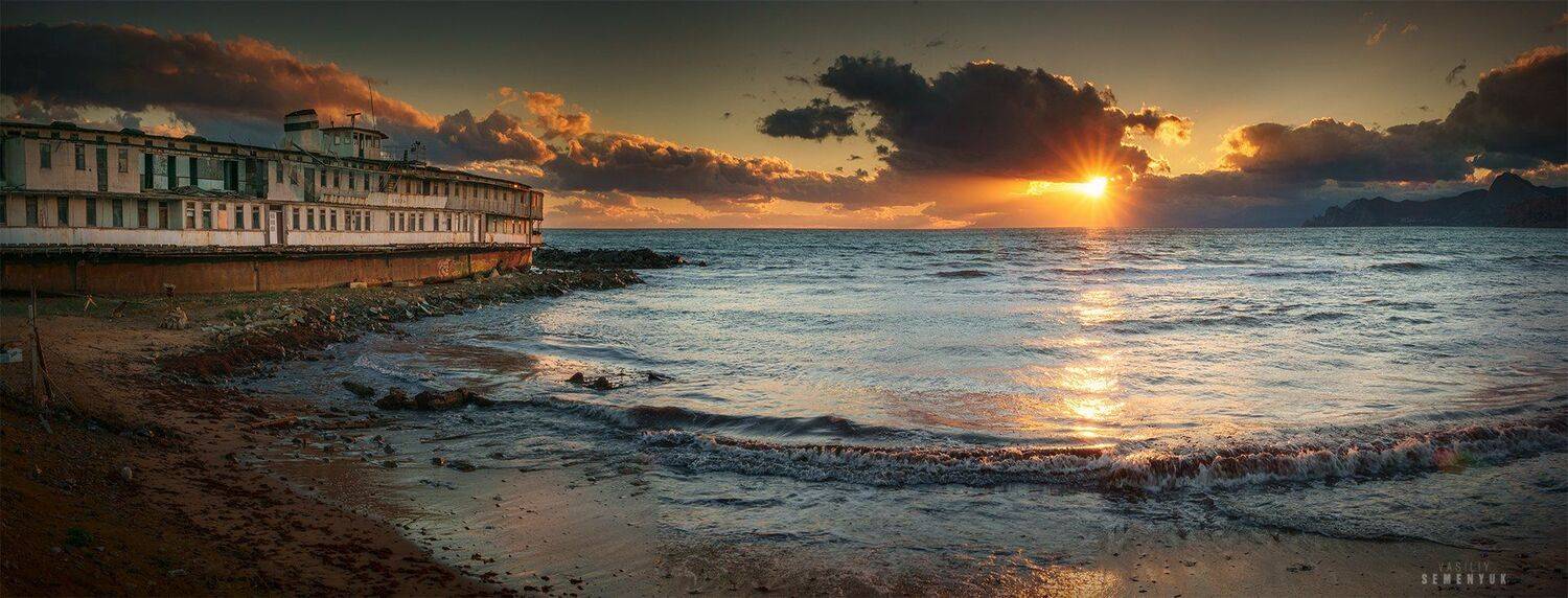 крым, судак, бухта капсель, судно, теплоход, берег, закат, осень, фототур, облака, лучи света, sunray, black sea, sea, clouds, boat, vessel, wreck, coast., Семенюк Василий