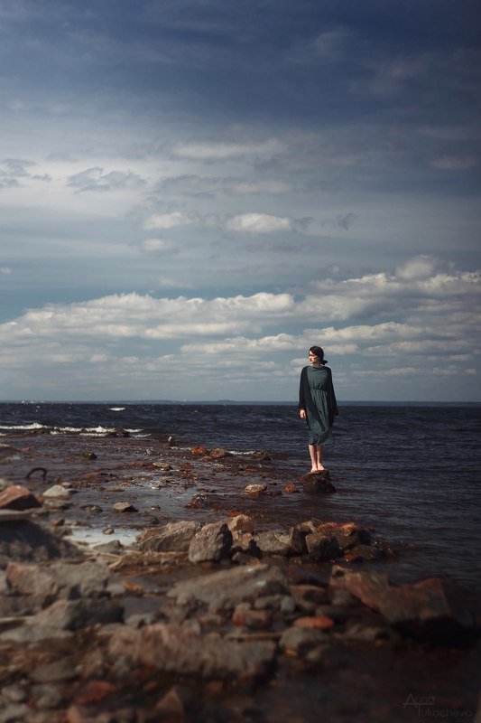 девушка, платье, море, побережье, пляж, вода, залив, облака, пленка Шум моря фото превью