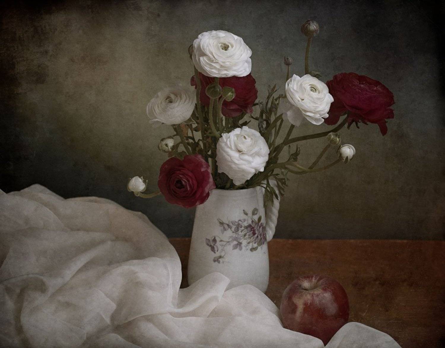 лютики, цветы, букет, кувшин, ваза, драпировка, ткань, яблоко, белый, Игорь Токарев