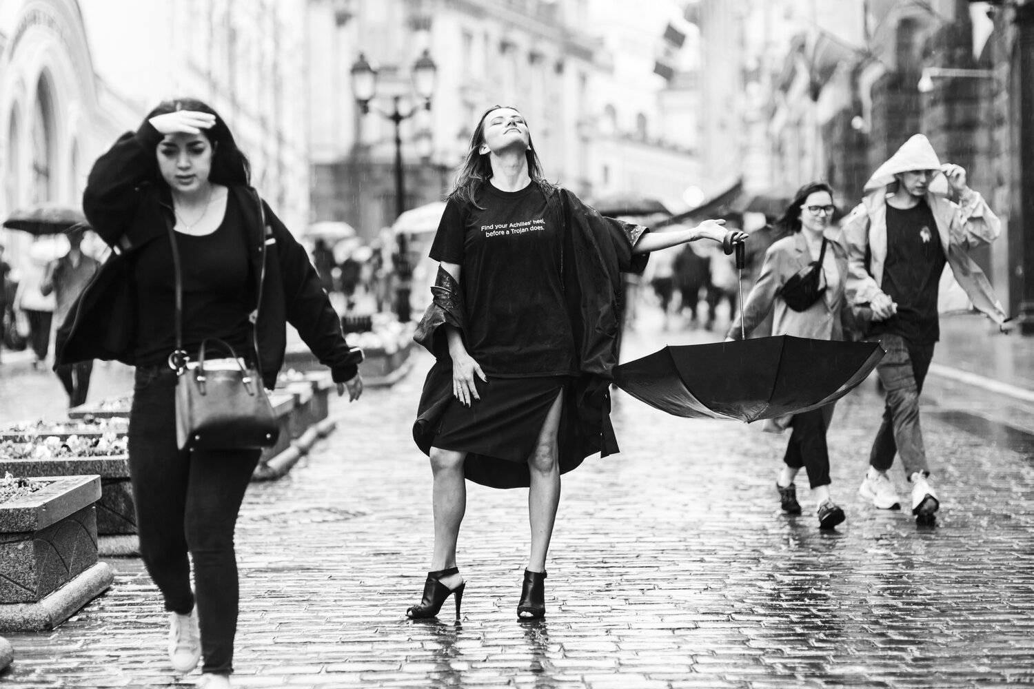 портрет, чб, монохром, город, дождь, улица, portrait, people, rain, city, monochrome , АлександрТутаев