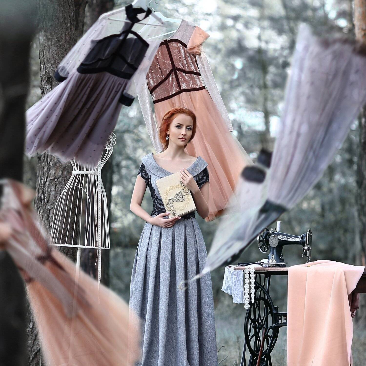 серый, платье, швейная машинка, летящее платье, платье летит, старинная швейная машинка, девушка, дизайнер одежды, ану каспер, дизайнерское платье, лес, сосны, девушка в лесу, Ирина Голубятникова