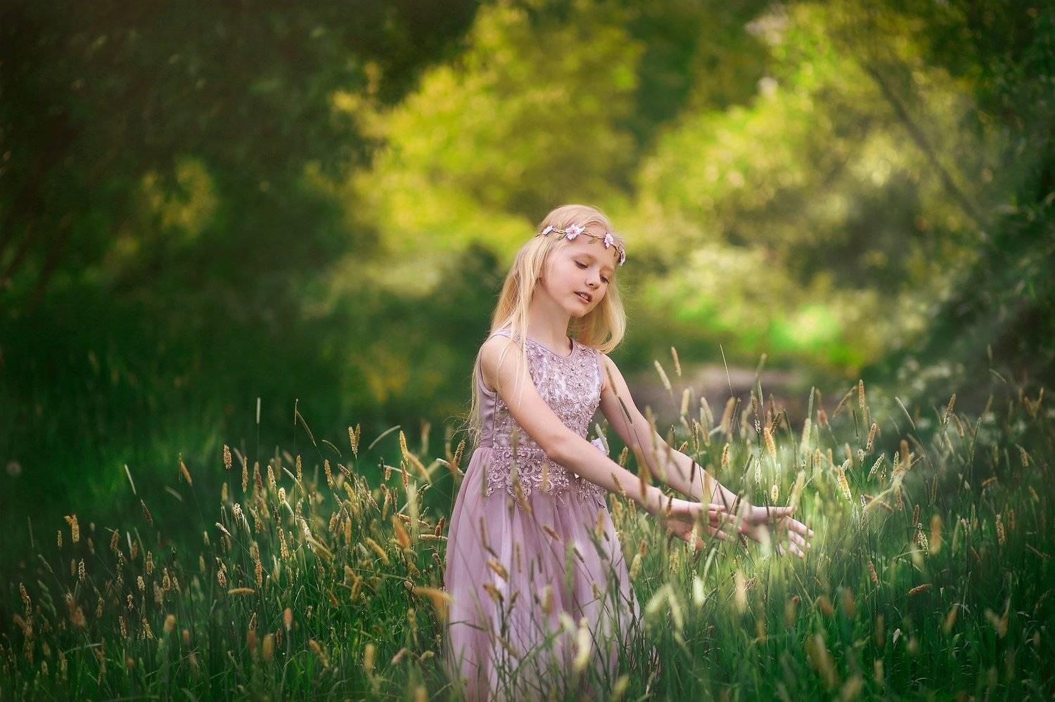 девочка, портрет, красота, лето, настроение, волосы, блондинка, цвет, свет, жанр, руки, трава, луг, Постонен Екатерина