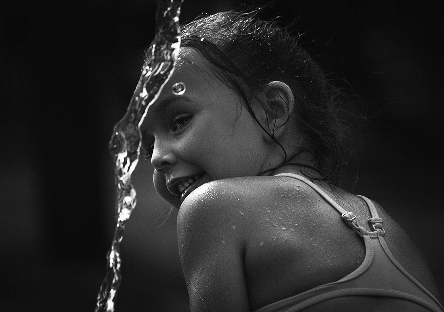 дети, чб фото, жанровый уличный детский портрет, фонтаны, эмоции, Vera Trandina