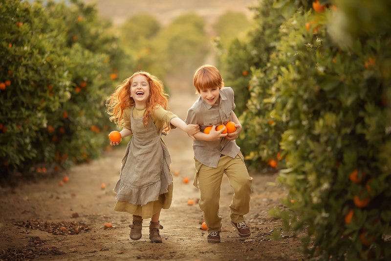 апельсины дружба мальчик девочка улыбка *** фото превью